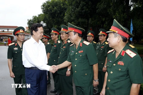 Thủ tướng Nguyễn Tấn Dũng và Đoàn công tác Chính phủ đến thăm, làm việc với Quân khu 4. (Ảnh: Đức Tám/TTXVN)