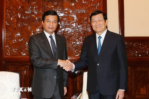 Chủ tịch nước Trương Tấn Sang tiếp Đại sứ Lào tại Việt Nam Somphone Sichaleune đến chào từ biệt. (Ảnh: Nguyễn Khang/TTXVN)