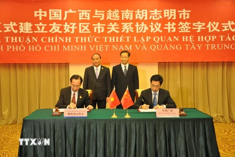 Phó Thủ tướng Nguyễn Xuân Phúc chứng kiến Lễ ký Thỏa thuận thiết lập quan hệ hữu nghị giữa Thành phố Hồ Chí Minh và Khu tự trị dân tộc Choang Quảng Tây ngày 17/9. (Ảnh: Trung Kiên/TTXVN)