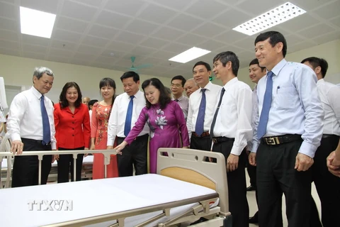 Các đại biểu tham quan Trung tâm kỹ thuật chuyên sâu-Bệnh viện đa khoa tỉnh Bắc Ninh. (Ảnh: Thái Hùng/TTXVN)
