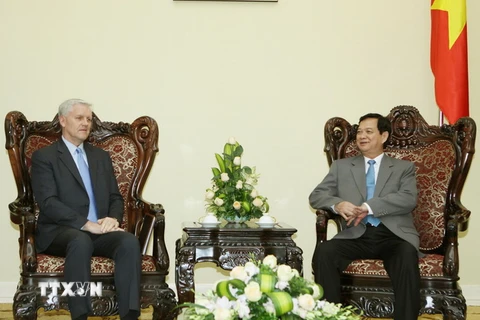 Thủ tướng Nguyễn Tấn Dũng tiếp Giám đốc Quốc gia Ngân hàng Phát triển Châu Á tại Việt Nam Eric Sidgwick. (Ảnh: Nguyễn Dân/TTXVN)