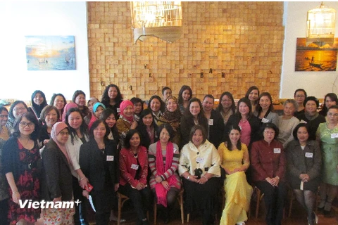 Các nữ đại sứ, phu nhân đại sứ chụp ảnh chung. (Nguồn: Vietnam+)