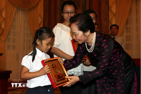 Phó Chủ tịch nước Nguyễn Thị Doan tặng quà các em học sinh, sinh viên giỏi tiêu biểu toàn quốc. (Ảnh: Phạm Kiên/TTXVN)
