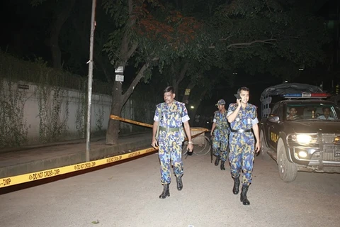 Cảnh sát Bangladesh tại hiện trường vụ việc. (Nguồn: The Guardian)