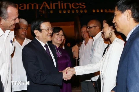 Cán bộ, nhân viên Đại sứ quán Việt Nam, sinh viên và cộng đồng người Việt Nam tại Cuba đón Chủ tịch nước Trương Tấn Sang tại sân bay. (Ảnh: Nguyễn Khang/TTXVN)