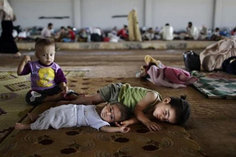 Trẻ em Syria di cư theo gia đình. (Nguồn: Occupy.com)