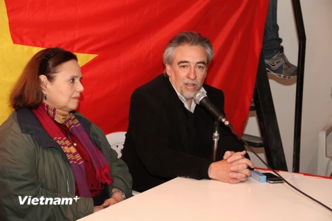 Tổng Thư ký Đảng Thắng lợi Argentina tại Buenos Aires tóm lược lịch sử Cách mạng Việt Nam. (Ảnh: Diệu Hương/Vietnam+)