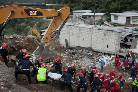 Cứu hộ nạn nhân vụ sạt lở. (Nguồn: Xinhua)