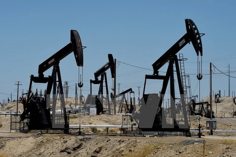 Trạm bơm tại mỏ dầu Kern River ở Bakersfield, California, Mỹ ngày 24/6. (Nguồn: AFP/TTXVN)