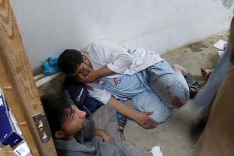 Nhân viên y tế bị thương sau vụ ném bom vào bệnh viện MSF. (Ảnh: Reuters)