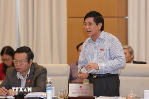 Chủ nhiệm Ủy ban Tư pháp của Quốc hội Nguyễn Văn Hiện trình bày báo cáo. (Ảnh: Phương Hoa/TTXVN)