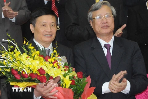 Ông Trần Quốc Vượng, Bí thư Trung ương Đảng, Chánh Văn phòng Trung ương Đảng tặng hoa cho ông Nguyễn Khắc Chử. (Ảnh: Nguyễn Công Hải/TTXVN)