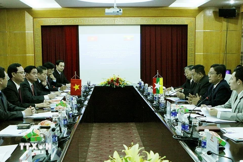 Tổng Thanh tra Chính phủ Huỳnh Phong Tranh hội đàm với Chủ tịch Ủy ban chống tham nhũng Myanmar U Mya Win. (Ảnh: Nguyễn Dân/TTXVN)