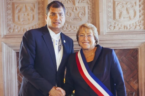 Tổng thống Chile Michelle Bachelet (phải) và người đồng cấp Ecuador Rafael Correa. (Nguồn: Ecuadortimes.net)