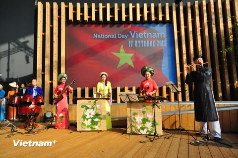 Biểu diễn văn nghệ trong sự kiện Ngày quốc gia Việt Nam ở Expo Milan 2015. (Ảnh: Đức Hòa/Vietnam+)