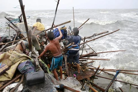 Nhà của một gia đình sống ở vịnh Manila bị tàn phá do gió lớn của bão Koppu gây ra hôm 18/10. (Nguồn: Reuters)