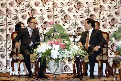 Chủ tịch nước Trương Tấn Sang tiếp cựu Tổng thống Hàn Quốc Lee Myung Bak. (Ảnh: Thanh Vũ/TTXVN) 