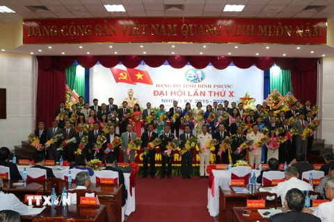 Ban Chấp hành Đảng bộ tỉnh Bình Phước khóa X ra mắt tại Đại hội. (Ảnh: Nguyễn Văn Việt/TTXVN)