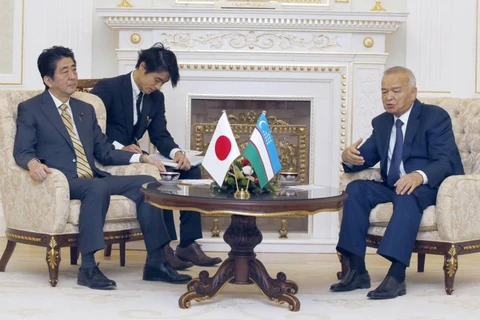 Thủ tướng Nhật Bản và Tổng thống Uzbekistan Islam Karimov. (Nguồn: Kyodo)