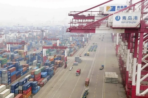 Vận chuyển container tại cảng ở Thanh Đảo, Sơn Đông, Trung Quốc. (Nguồn: Reuters)