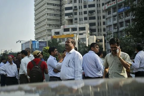Người dân rời khỏi các tòa nhà cao tầng ở Ấn Độ. (Nguồn: Reuters)