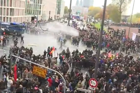 Cảnh sát Đức dùng vòi rồng giải tán biểu tình. (Nguồn: RT)