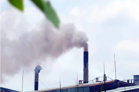 Khí thải từ một nhà máy gây ô nhiễm môi trường. (Ảnh: Hoàng Hải/TTXVN)