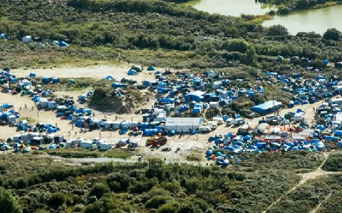 Toàn cảnh “khu rừng rậm” Calais, nơi khoảng 6.000 người nhập cư đang sinh sống. (Nguồn: MetroNews)