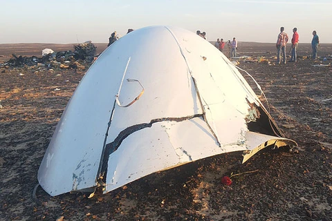Mảnh vỡ của chiếc máy bay thuộc hãng hàng không Nga Kogalymavia rơi ở bán đảo Sinai của Ai Cập. (Nguồn: Telegraph)