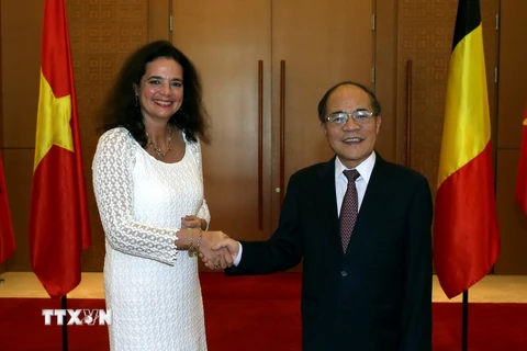 Chủ tịch Quốc hội Nguyễn Sinh Hùng đón Chủ tịch Thượng viện Bỉ Christine Defraigne. (Ảnh: Nhan Sáng/TTXVN)