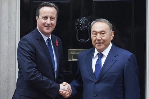 Tổng thống Kazakhstan Nursultan Nazarbaev (phải) và Thủ tướng Anh David Cameron. (Nguồn: Guardian)