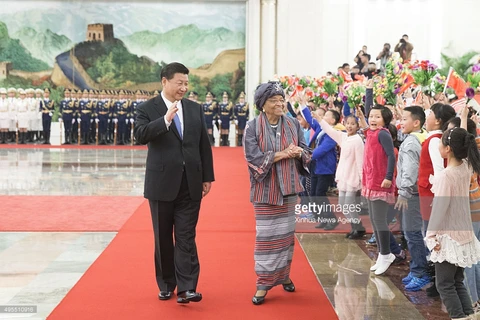 Chủ tịch Trung Quốc Tập Cận Bình và Tổng thống Liberia Johnson-Sirleaf. (Nguồn: Xinhua)