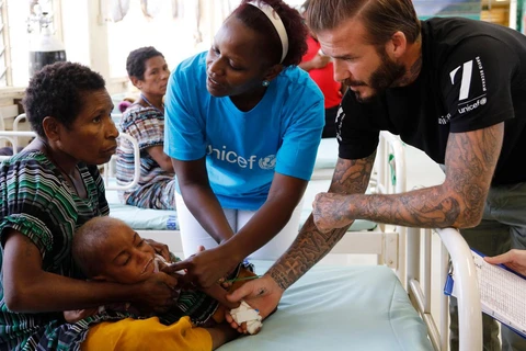 David Beckham thăm trẻ em bị suy dinh dưỡng. (Nguồn: UNICEF)