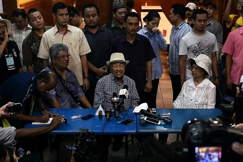 Cựu thủ tướng Malaysia Mahathir Mohamad (giữa) trong một lần phát biểu trước báo giới. (Nguồn: AFP)