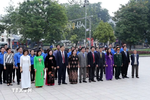 Đoàn đại biểu thành phố Hà Nội đến đặt hoa viếng tại Tượng đài V.I. Lenin. (Ảnh: An Đăng/TTXVN)