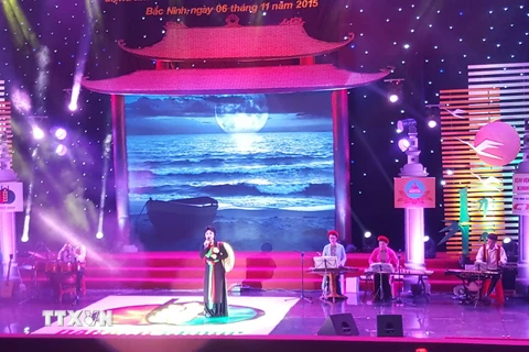 Các thí sinh dự thi Giọng hát hay Dân ca Quan họ Bắc Ninh 2014-2015. (Ảnh: Thanh Thương/TTXVN)