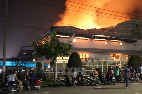 Hiện trường vụ cháy tại Công ty Yupoong. (Ảnh: Sỹ Tuyên/TTXVN)