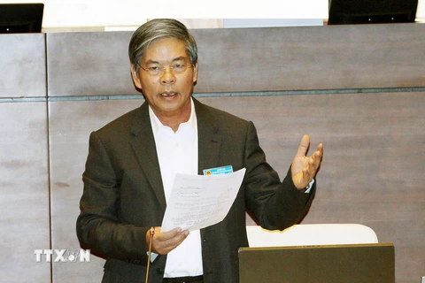 Bộ trưởng Bộ Tài nguyên và Môi trường Nguyễn Minh Quang giải trình thêm một số vấn đề. (Ảnh: Nguyễn Dân/TTXVN)