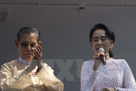 Lãnh đạo đảng NLD đối lập Aung San Suu Kyi (phải) phát biểu trước những người ủng hộ tại Yangon. (Nguồn: AFP/TTXVN)
