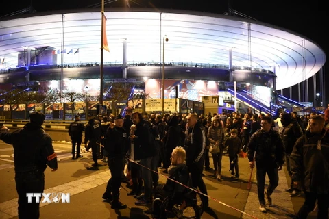 Cảnh sát phong tỏa bên ngoài sân vận động Stade de France. (Nguồn: AFP/TTXVN)