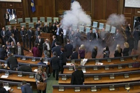 Nghị sỹ đối lập Donika Kadaj-Bujupi bị bắt với cáo buộc quăng đạn hơi cay trong quốc hội Kosovo. (Nguồn: EPA)