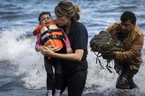 Một đứa trẻ Syria được giải cứu sau khi gặp nạn trên hành trình đến châu Âu. (Nguồn: AP)