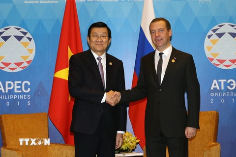 Chủ tịch nước Trương Tấn Sang gặp Thủ tướng Liên bang Nga Dmitry Anatolyevich Medvedev bên lề Hội nghị cấp cao APEC 23. (Ảnh: Nguyễn Khang/TTXVN)