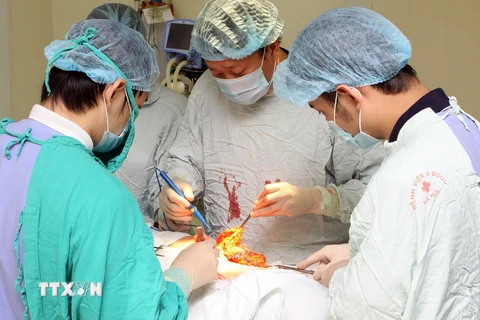 Một ca phẫu thuật tại Bệnh viện Ung bướu Hà Nội. (Ảnh: Dương Ngọc/TTXVN)