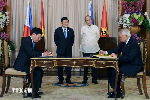 Tổng thống Philippines Benigno Aquino III và Chủ tịch nước Trương Tấn Sang chứng kiến lễ ký thỏa thuận thiết lập Đối tác Chiến lược giữa Việt Nam và Philippines. (Ảnh: Nguyễn Khang/TTXVN)