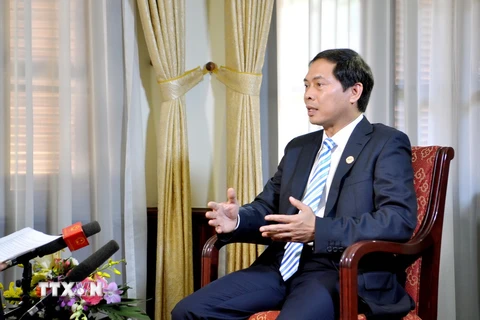 Thứ trưởng Bộ Ngoại giao Bùi Thanh Sơn trả lời phỏng vấn của báo chí về Hội nghị Cấp cao APEC lần thứ 23 sẽ được tổ chức tại Philippines. (Ảnh: An Đăng/TTXVN)