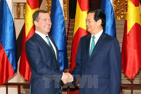 Thủ tướng Nguyễn Tấn Dũng đón Thủ tướng Dmitry Medvedev hồi tháng 4/2015 khi Thủ tướng Nga thăm chính thức Việt Nam. (Ảnh: Đức Tám/TTXVN)