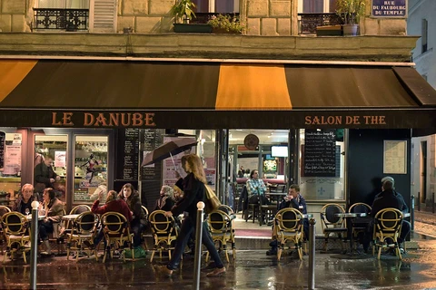Người dân Paris trở lại nhịp sống thường ngày sau vụ tấn công khủng bố. (Nguồn: AFP)
