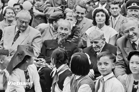 Bác Hồ chụp chung với các thiếu sinh quân Việt Nam và bạn bè Đức tại Moritzburg năm 1957 (Ảnh chụp màn hình báo Tấm gương).