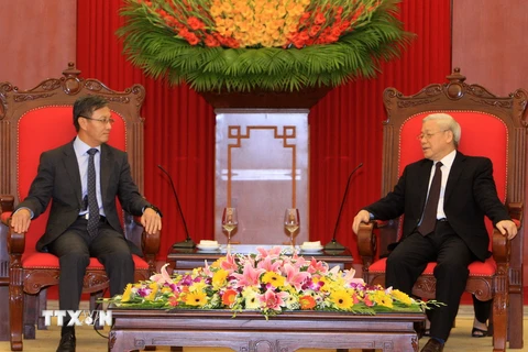 Tổng Bí thư Nguyễn Phú Trọng tiếp Đại sứ đặc mệnh toàn quyền nước Cộng hòa Dân chủ Nhân dân Lào. (Ảnh: Thống Nhất/TTXVN)